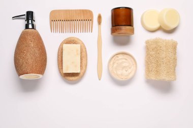 Banyo aksesuarları. Beyaz arka planda farklı kişisel bakım ürünleri, düz yatış