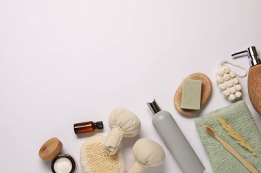 Banyo aksesuarları. Farklı kişisel bakım ürünleri ve beyaz arka planda kuru çiviler, metin için boş alan var.