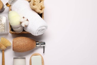 Banyo aksesuarları. Beyaz arka planda farklı kişisel bakım ürünleri ve pamuk çiçeği, metin için yeri olan düz bir yer