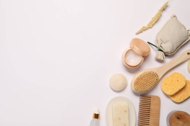 Banyo aksesuarları. Farklı kişisel bakım ürünleri ve beyaz arka planda kuru çiviler, metin için boş alan var.