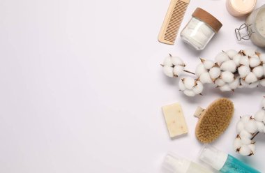 Banyo aksesuarları. Beyaz arkaplan üzerinde kişisel bakım ürünleri ile düz konum, metin için boşluk