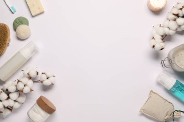 Banyo aksesuarları. Beyaz arkaplan üzerinde kişisel bakım ürünleri ile düz konum, metin için boşluk