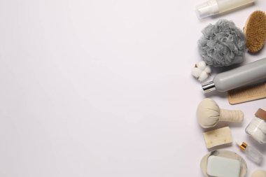 Banyo aksesuarları. Beyaz arkaplan üzerinde kişisel bakım ürünleri ile düz konum, metin için boşluk