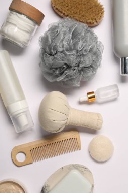 Banyo aksesuarları. Beyaz zemin üzerinde kişisel bakım ürünleri ile düz konum