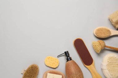Banyo aksesuarları. Açık gri arkaplan üzerinde kişisel bakım araçları ile düz konum, metin için boşluk