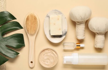 Banyo aksesuarları. Bej arka planda kişisel bakım ürünleriyle düz konum