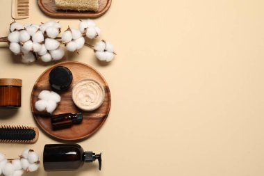 Banyo aksesuarları. Bej arkaplan üzerinde kişisel bakım ürünleri ile düz konum, metin için boşluk