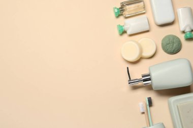 Banyo aksesuarları. Bej arkaplan üzerinde kişisel bakım ürünleri ile düz konum, metin için boşluk