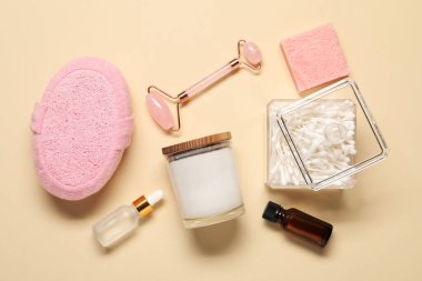 Banyo aksesuarları. Bej arka planda kişisel bakım ürünleriyle düz konum