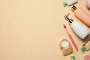 Banyo aksesuarları. Bej arkaplan üzerinde kişisel bakım ürünleri ile düz konum, metin için boşluk