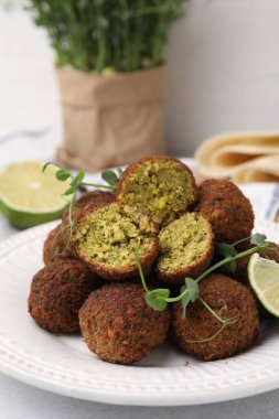 Masada nefis falafel köfteleri ve mikro yeşiller var.