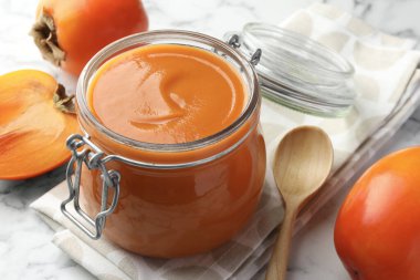 Lezzetli hurma reçeli ve taze meyveler masada, yakın plan.