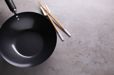 Boş tava ve çubuklar gri masada, düz yatıyordu. Metin için boşluk