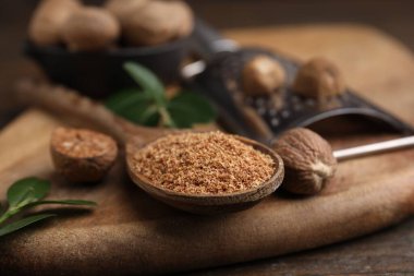 Tahtada hindistan cevizi rendelenmiş kaşık, yakın plan.