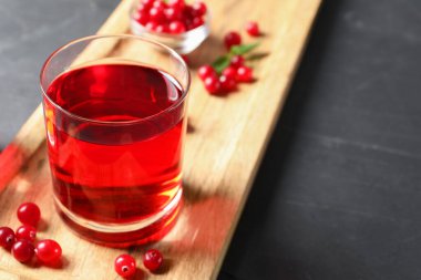 Gri desenli masada taze böğürtlen ve kızılcık suyu. Metin için boşluk