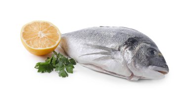 Çiğ dorado balığı, limon ve maydanoz.
