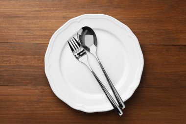 Temiz tabak, kaşık ve çatal tahta masa, üst manzara