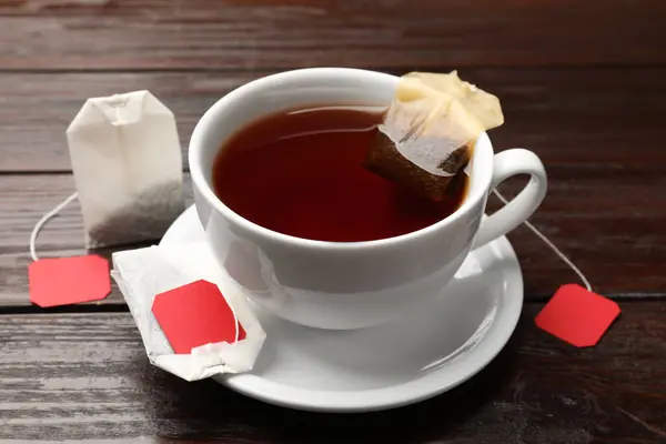 Çay Poşetleri Bir Fincan Sıcak Içecek Ahşap Masada Yakın Plan — Stok fotoğraf