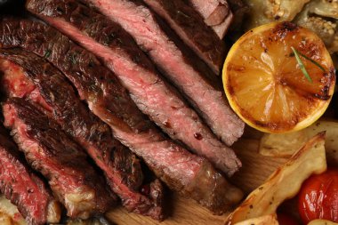 Sebzeli, limonlu ve baharatlı leziz ızgara biftek.