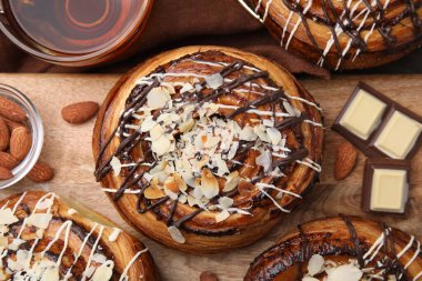 Sos ve fındıklı nefis börekler, en güzel manzara. Tatlı çörekler.