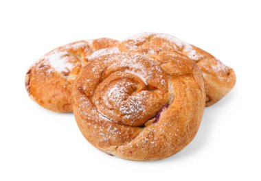 Lezzetli rulo reçelli ve beyaz üzerine izole edilmiş toz şeker. Tatlı çörekler.