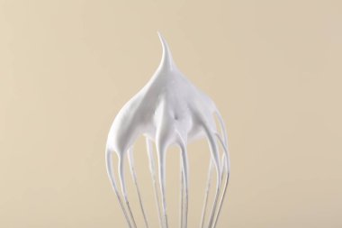 Bej arka planda krem şantili çırpma çırpma, yakın plan.