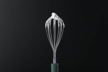 Siyah arka planda krem şantili çırpma