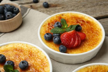 Böğürtlenli ve nane şekerli nefis creme brulee ahşap masada, yakın plan