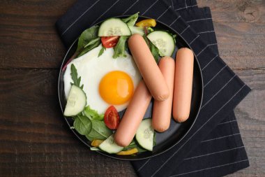 Haşlanmış sosis ve ahşap masada kızarmış yumurta ile nefis bir kahvaltı.