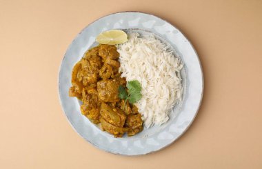 Bej arka planda pirinçli leziz tavuk köri, üst manzara.