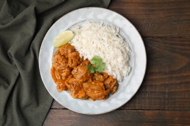 Tahta masadaki pirinçli leziz tavuk körisi, üst manzara.