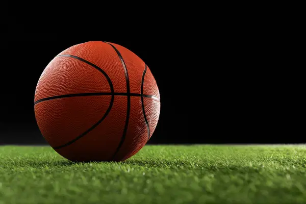 Μπάλα Μπάσκετ Στο Πράσινο Γρασίδι Μαύρο Φόντο Χώρος Για Κείμενο — Φωτογραφία Αρχείου