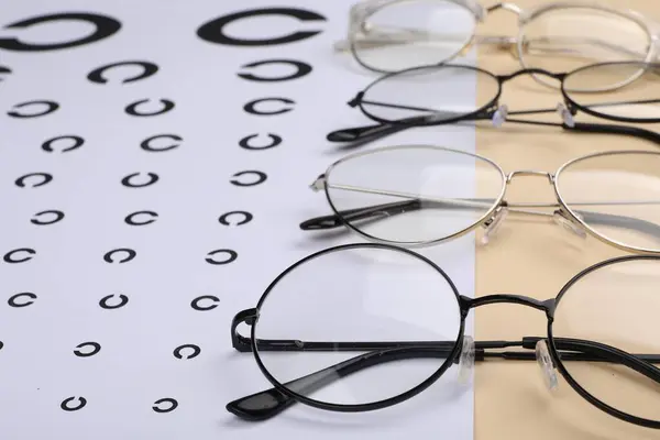 Gráfico Teste Visão Óculos Mesa Close — Fotografia de Stock