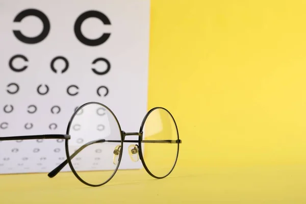 Gráfico Teste Visão Óculos Fundo Amarelo Close Espaço Para Texto — Fotografia de Stock