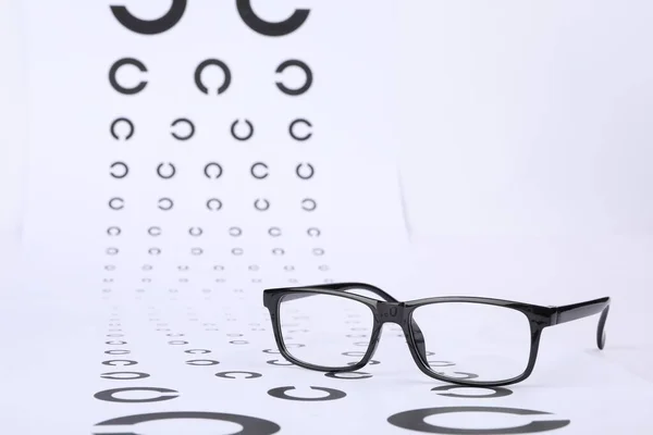 Gráfico Teste Visão Óculos Fundo Branco Close Espaço Para Texto — Fotografia de Stock