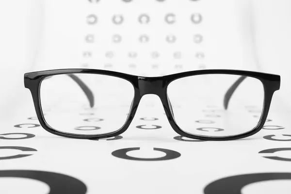 Gráfico Teste Visão Óculos Fundo Branco Close — Fotografia de Stock