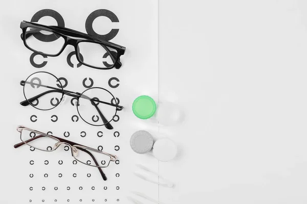 Gráfico Teste Visão Óculos Lentes Pinças Sobre Fundo Branco Flat — Fotografia de Stock