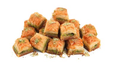 Beyaza izole edilmiş doğranmış fındıklı enfes taze baklava. Doğu tatlıları