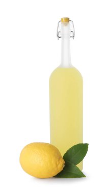 Bir şişe lezzetli limoncello likörü, limon ve yeşil yapraklar beyaza izole edilmiş.