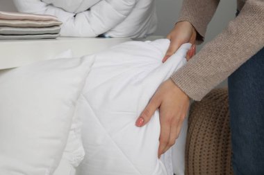 Ev yapımı tekstil mağazasında yorgan seçen kadın, yakın plan.