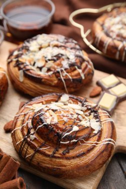 Ahşap masada soya ve malzemelerle nefis dürümler, yakın plan. Tatlı çörekler.