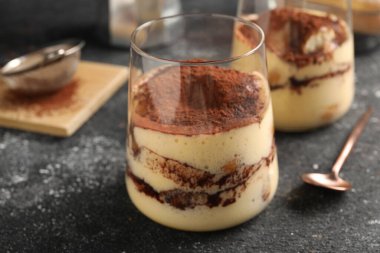 Gri desenli masada gözlüklü nefis tiramisu, yakın plan.