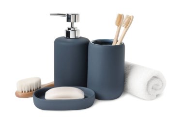 Banyo aksesuarları. Beyaza izole edilmiş farklı kişisel bakım ürünleri.