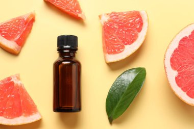 Soluk sarı arka planda greyfurt esaslı düz bileşim