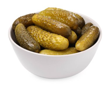 Beyaz tenceredeki lezzetli salatalık turşusu.