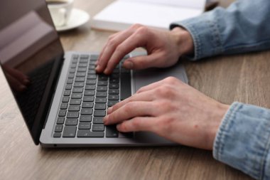 E-öğrenme. Çevrimiçi ders sırasında masadaki bilgisayarı kullanan adam, yakın plan.