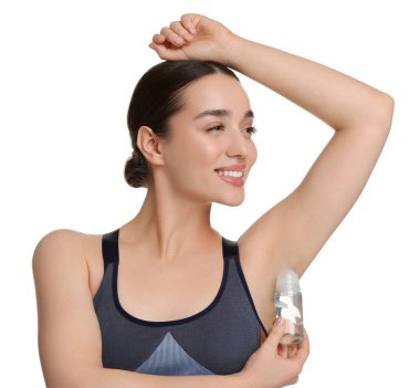 Güzel bir kadın beyaz arka plana deodorant sürüyor.