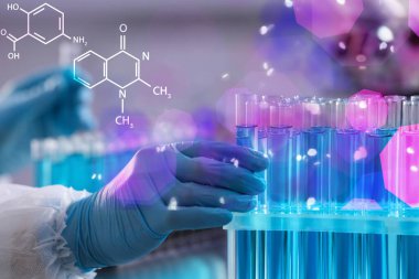 Laboratuvar, closeup test tüpleri ile çalışan bilim adamı