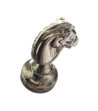 Beyaz tenli altın bir satranç şövalyesi