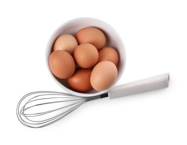 Çiğ yumurtalarla çırpılmış çırpılmış çırpı ve kase beyaz, üst manzara